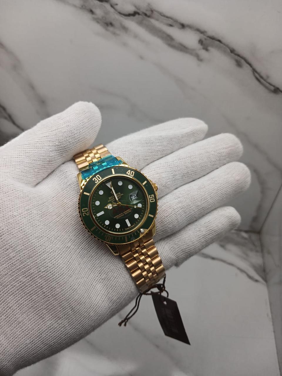 Gold-Tone Luxury Dive-Style Watch Date Display and Rotating Bezel