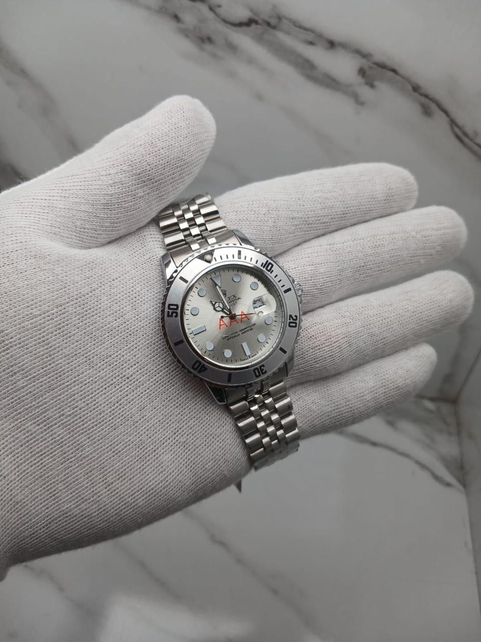 Silver-Tone Luxury Dive-Style Watch Date Display and Rotating Bezel