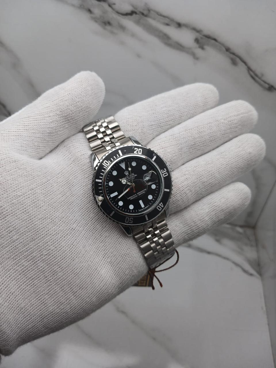 Silver-Tone Luxury Dive-Style Watch Date Display and Rotating Bezel