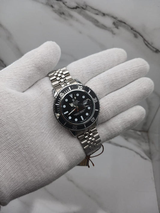 Silver-Tone Luxury Dive-Style Watch Date Display and Rotating Bezel