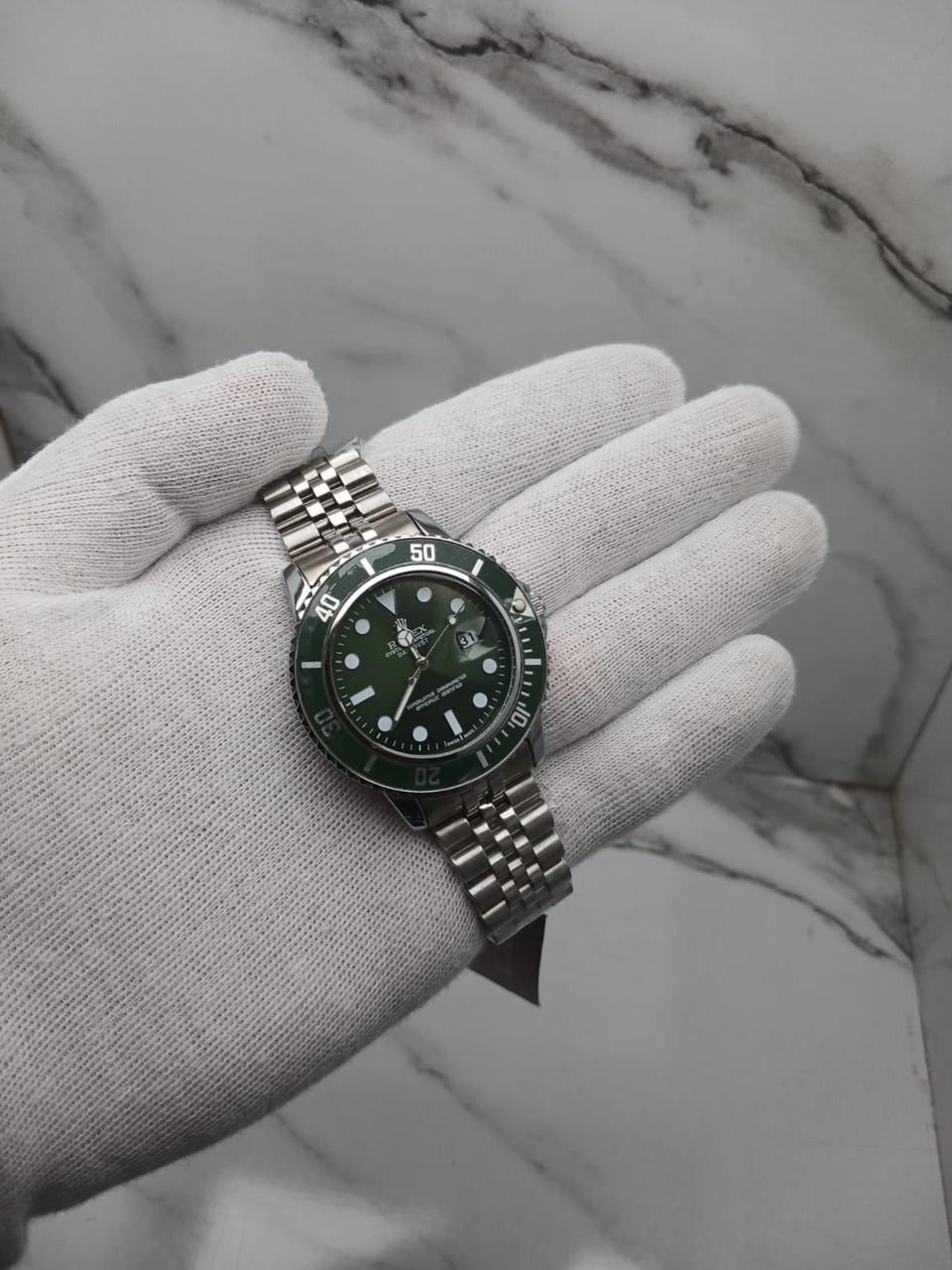 Silver-Tone Luxury Dive-Style Watch Date Display and Rotating Bezel