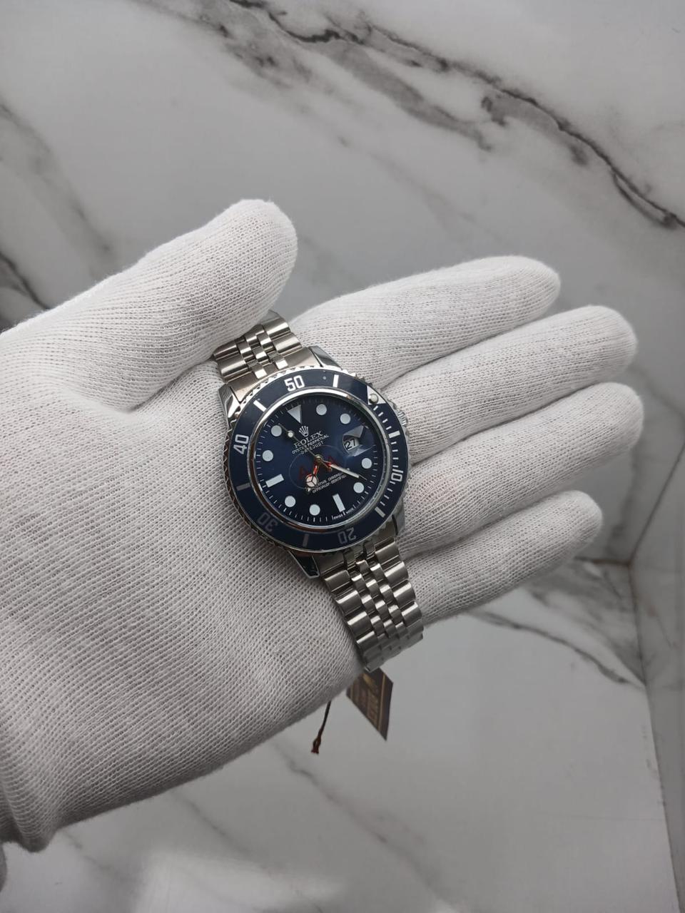 Silver-Tone Luxury Dive-Style Watch Date Display and Rotating Bezel